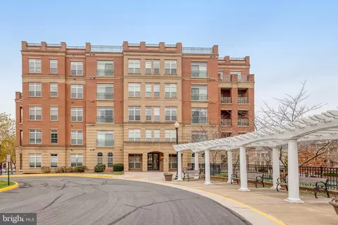 680 Watermans Dr #301, Woodbridge, VA 22191