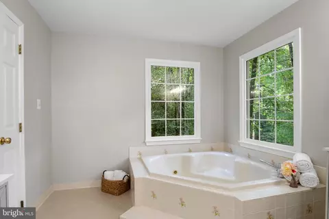 Bath - 10201 Leatherleaf Ct, Manassas, VA 20111 photo 3 of 7