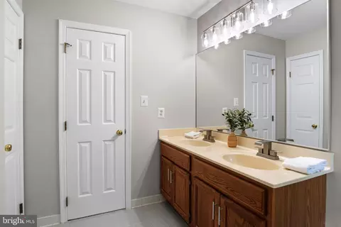 Bath - 10201 Leatherleaf Ct, Manassas, VA 20111 photo 6 of 7