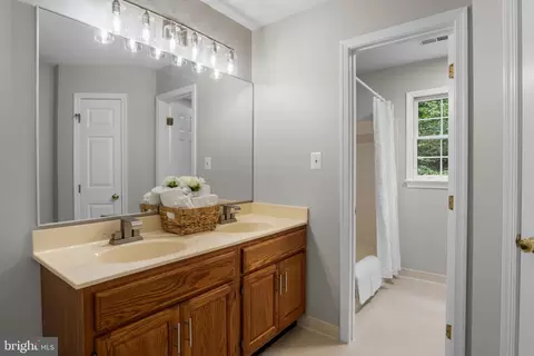 Bath - 10201 Leatherleaf Ct, Manassas, VA 20111 photo 5 of 7