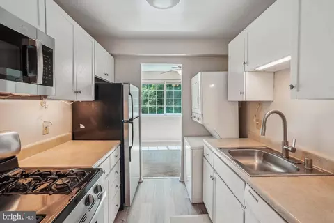 1541 Colonial Dr #203, Woodbridge, VA 22192