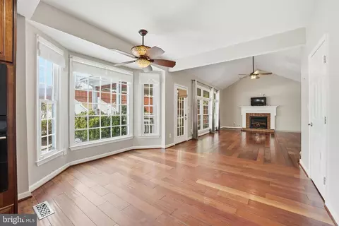 Living - 3582 Lions Field Rd, Triangle, VA 22172 photo 3 of 8