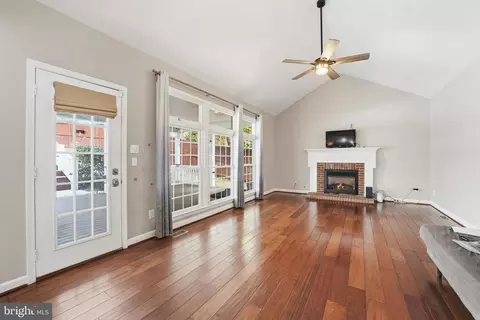 Living - 3582 Lions Field Rd, Triangle, VA 22172 photo 2 of 8