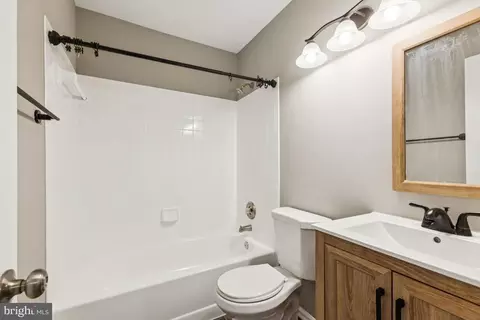 Bath - 7832 Brookview Ct, Manassas, VA 20109 photo 2 of 2