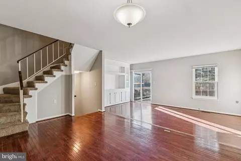 Living - 7832 Brookview Ct, Manassas, VA 20109 photo 2 of 4