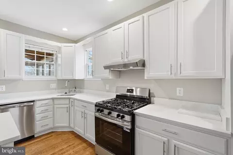 Kitchen - 8310 Rolling Rd, Manassas, VA 20110 photo 3 of 4