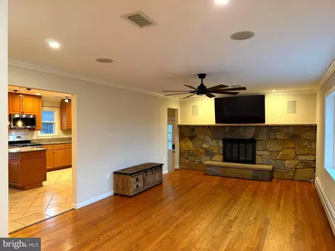 7713 Huron Dr, Gainesville, VA 20155 photo 4