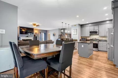 Dining - 4169 Agency Loop, Triangle, VA 22172 photo 2 of 4