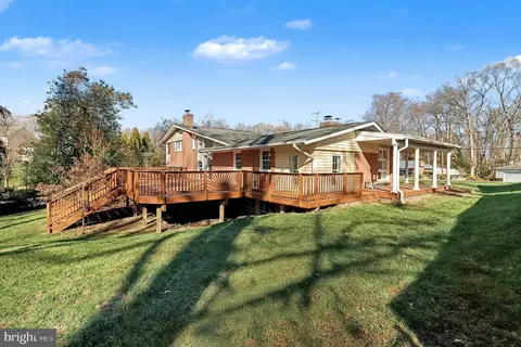 Exterior - 18316 Cabin Rd, Triangle, VA 22172 photo 5 of 6