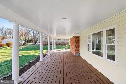 Exterior - 18316 Cabin Rd, Triangle, VA 22172 photo 2 of 6