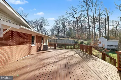 Exterior - 18316 Cabin Rd, Triangle, VA 22172 photo 4 of 6