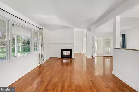 Living - 18316 Cabin Rd, Triangle, VA 22172 photo 1 of 3