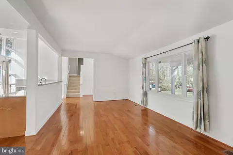 Living - 18316 Cabin Rd, Triangle, VA 22172 photo 2 of 3