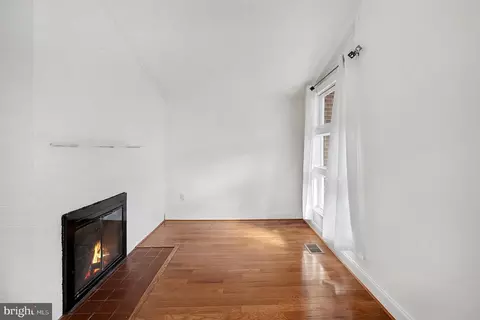 Living - 18316 Cabin Rd, Triangle, VA 22172 photo 3 of 3