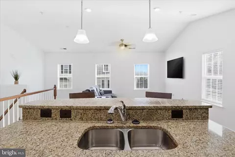 7455 Brunson Cir, Gainesville, VA 20155 photo 17