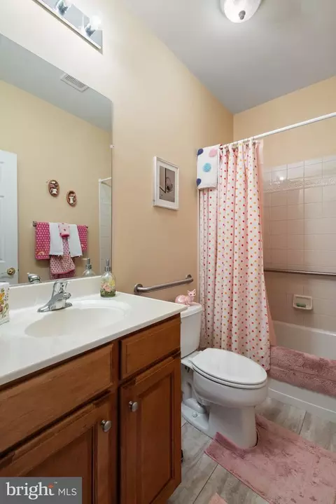 Bath - 3758 Blowing Leaf Pl, Dumfries, VA 22025 photo 3 of 3