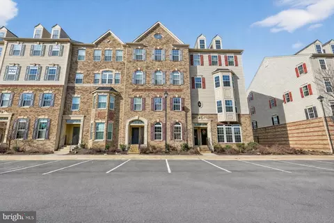 6932 Kona Dr, Gainesville, VA 20155