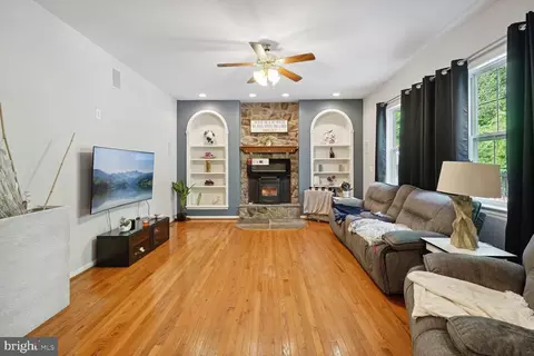 Living - 15050 Rumson Pl, Manassas, VA 20111 photo 1 of 1