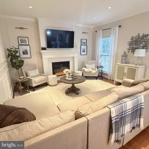 Living - 11998 Youngtree Ct, Bristow, VA 20136 photo 2 of 3