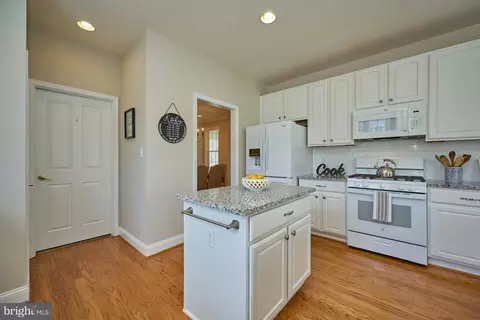 6907 Broadleaf Ter, Gainesville, VA 20155 photo 19