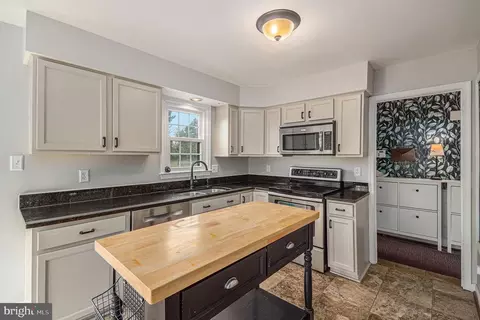 Kitchen - 4635 Holleyside Ct, Dumfries, VA 22025 photo 2 of 4