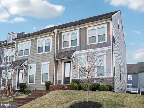 1733 Autumn Maple Leaf Dr, Dumfries, VA 22026