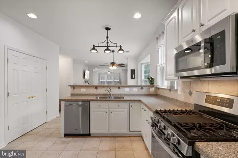 Kitchen - 16040 Dancing Leaf Pl, Dumfries, VA 22025 photo 2 of 3