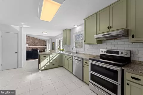 Kitchen - 6099 River Forest Dr, Manassas, VA 20112 photo 4 of 5