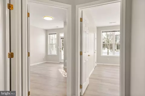 Entry Way - 6932 Walnut Hill Dr, Gainesville, VA 20155 photo 4 of 7