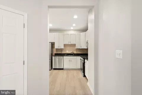 Entry Way - 6932 Walnut Hill Dr, Gainesville, VA 20155 photo 2 of 7