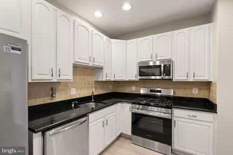 Kitchen - 6932 Walnut Hill Dr, Gainesville, VA 20155 photo 4 of 4