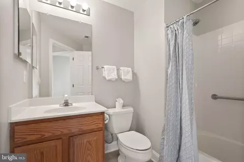 Bath - 6932 Walnut Hill Dr, Gainesville, VA 20155 photo 1 of 3