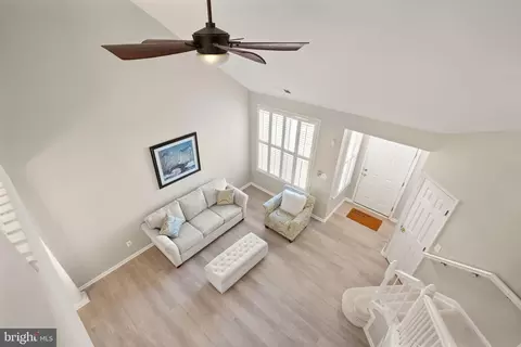 Entry Way - 6932 Walnut Hill Dr, Gainesville, VA 20155 photo 7 of 7