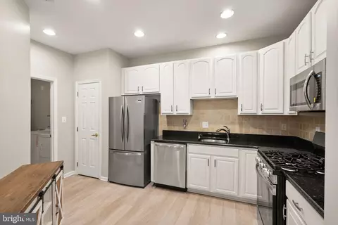 Kitchen - 6932 Walnut Hill Dr, Gainesville, VA 20155 photo 1 of 4