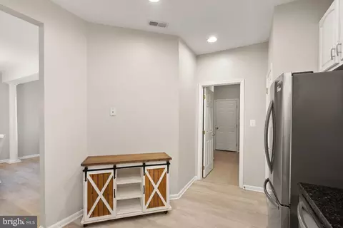 Entry Way - 6932 Walnut Hill Dr, Gainesville, VA 20155 photo 3 of 7
