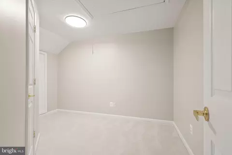Bedroom - 6932 Walnut Hill Dr, Gainesville, VA 20155 photo 6 of 7