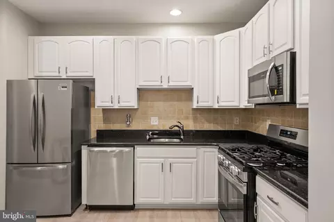 Kitchen - 6932 Walnut Hill Dr, Gainesville, VA 20155 photo 2 of 4
