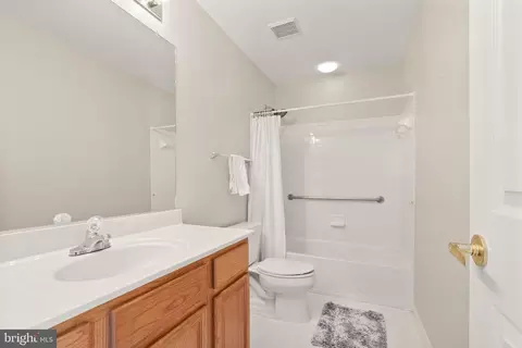 Bath - 6932 Walnut Hill Dr, Gainesville, VA 20155 photo 3 of 3