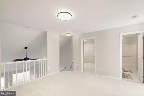 Entry Way - 6932 Walnut Hill Dr, Gainesville, VA 20155 photo 6 of 7