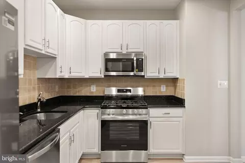 Kitchen - 6932 Walnut Hill Dr, Gainesville, VA 20155 photo 3 of 4