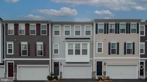18307 Summit Pointe Dr, Triangle, VA 22172