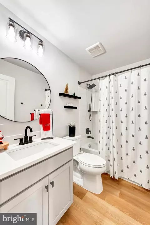 Bath - 18307 Summit Pointe Dr, Triangle, VA 22172 photo 2 of 3