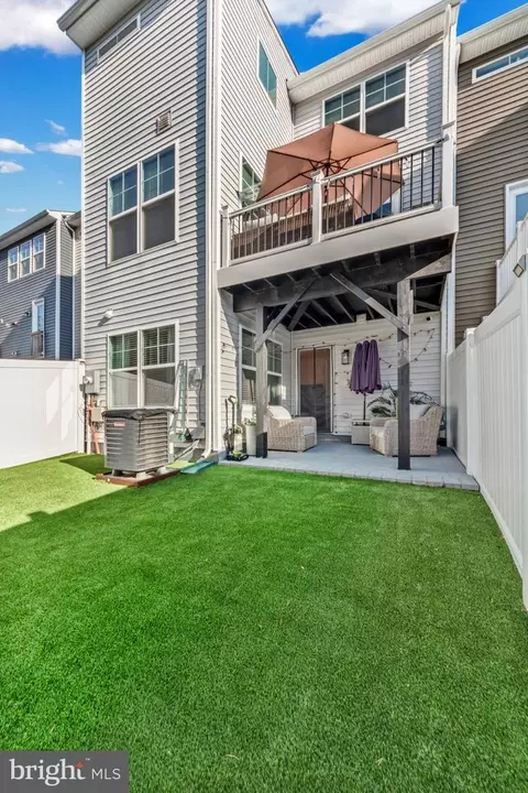 Exterior - 18307 Summit Pointe Dr, Triangle, VA 22172 photo 1 of 2