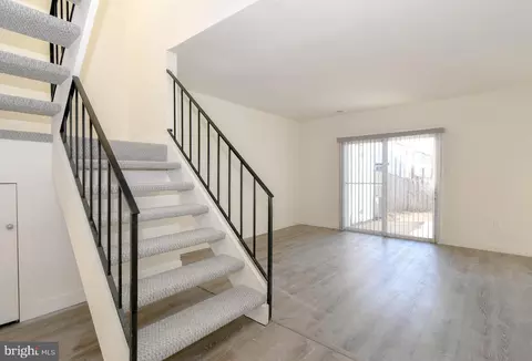 Living - 7516 Purdue Ct, Manassas, VA 20109 photo 4 of 11