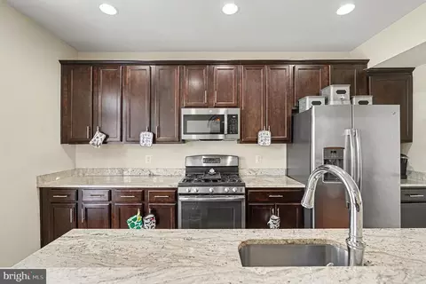 Kitchen - 4440 Potomac Highlands Cir, Triangle, VA 22172 photo 1 of 4