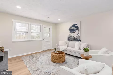 Living - 3234 Riverview Dr, Triangle, VA 22172 photo 2 of 6