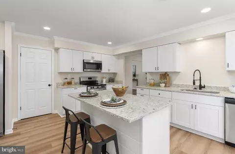 Kitchen - 3234 Riverview Dr, Triangle, VA 22172 photo 2 of 7