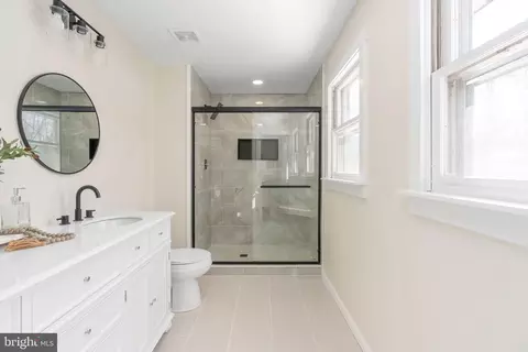 Entry Way - 3234 Riverview Dr, Triangle, VA 22172 photo 15 of 18