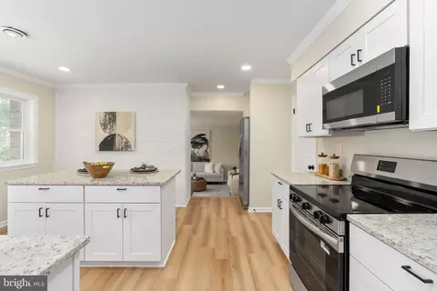 Entry Way - 3234 Riverview Dr, Triangle, VA 22172 photo 4 of 18