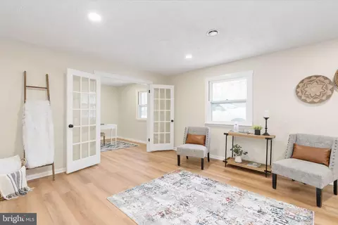 Living - 3234 Riverview Dr, Triangle, VA 22172 photo 6 of 6
